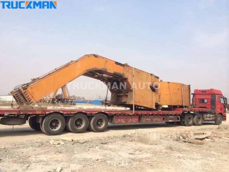 excavadora cargada en un semirremolque de plataforma baja para el transporte de maquinaria pesada