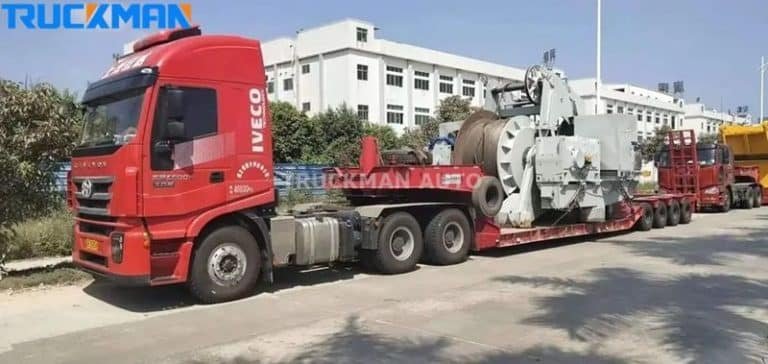 Semirremolque rojo de plataforma baja para el transporte de grandes máquinas de construcción - gran capacidad de carga y estabilidad