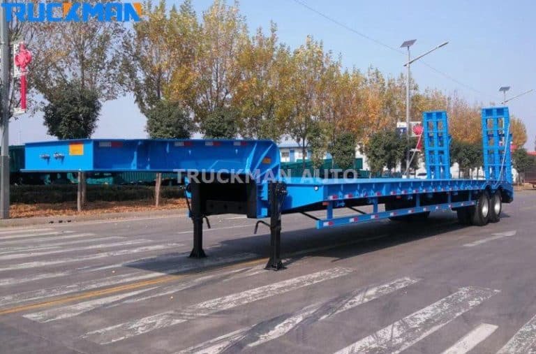 Semirremolque de plataforma baja TRUCKMAN con diseño de cuello de cisne, ejemplo de opciones personalizables para el transporte de maquinaria pesada.