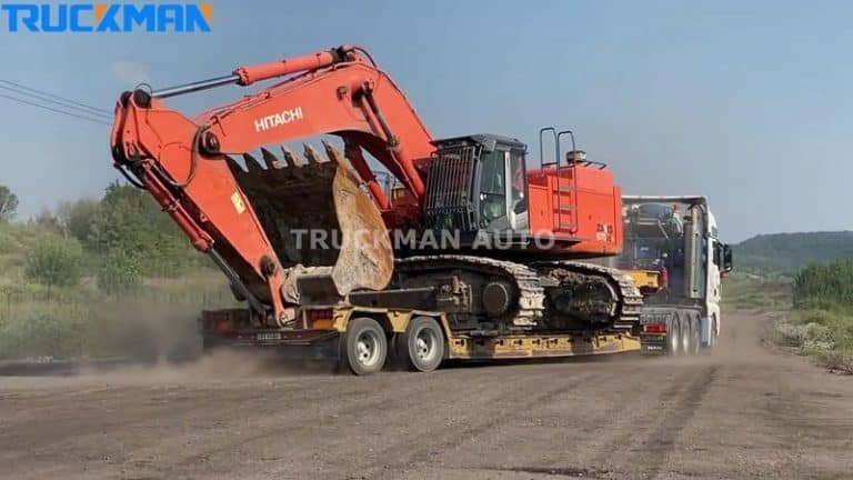 Camión semirremolque de plataforma baja que transporta una excavadora HITACHI con una capacidad de carga eficaz