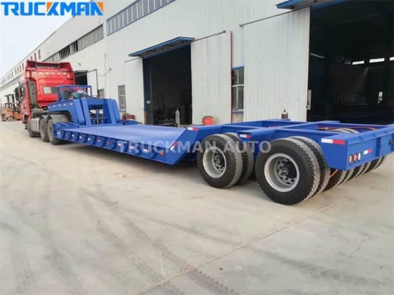 Semirremolque de plataforma baja TRUCKMAN acoplado a un camión
