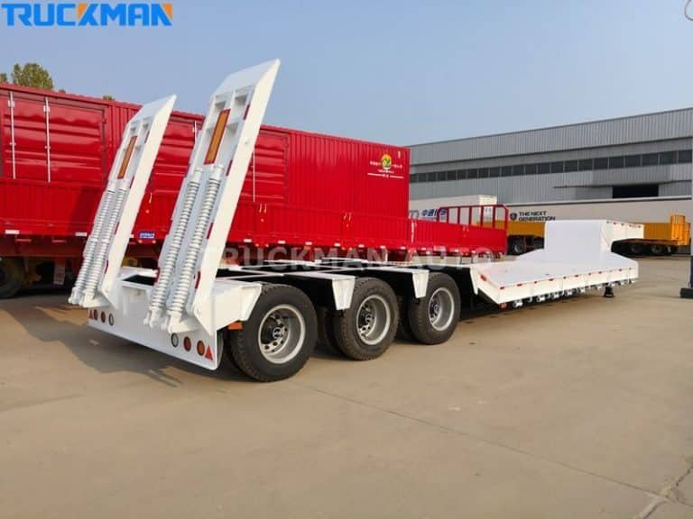 Semirremolque de plataforma baja con portón trasero elevable, listo para el trabajo de carga