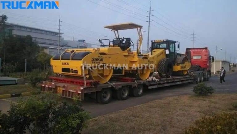 Semirremolque de chasis bajo que transporta un apisonador SAKAI - Versatilidad en el transporte de maquinaria pesada