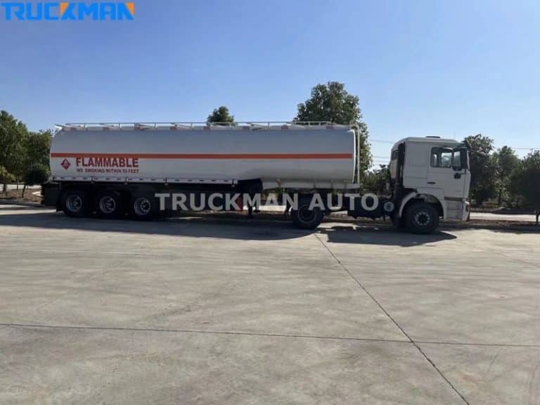 Remolque cisterna de combustible blanco estacionado sobre hormigón con señales de advertencia de "Inflamable", por Truckman Auto