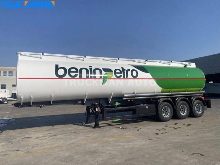Remolques cisterna blancos estacionados al aire libre para las comprobaciones de mantenimiento previas al transporte para garantizar la seguridad del vehículo
