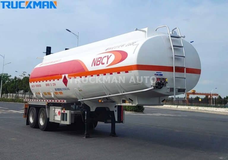 Remolque cisterna de aluminio para combustible de TRUCKMAN AUTO aparcado en un solar de hormigón mostrando las válvulas traseras y las características de seguridad con la marca NBCY