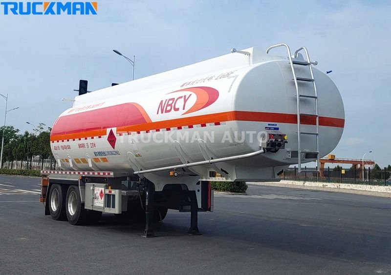 Remolque cisterna de aluminio para combustible de TRUCKMAN AUTO aparcado en un solar de hormigón mostrando las válvulas traseras y las características de seguridad con la marca NBCY