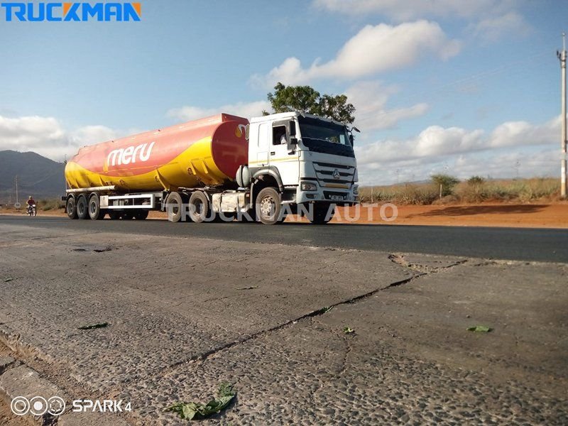 Camión cisterna cargado con líquidos circulando por carretera