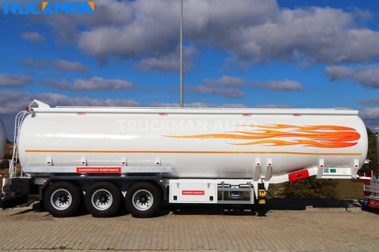 Remolque cisterna estacionado de forma segura para evitar el robo de combustible"