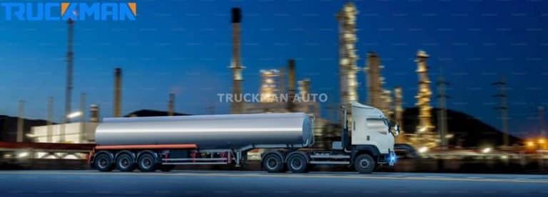 Remolques cisterna de TRUCKMAN equipados con dispositivos de seguridad avanzados, incluidas válvulas de cierre de emergencia y de prevención de desbordamiento, estacionados en una planta petrolífera industrial