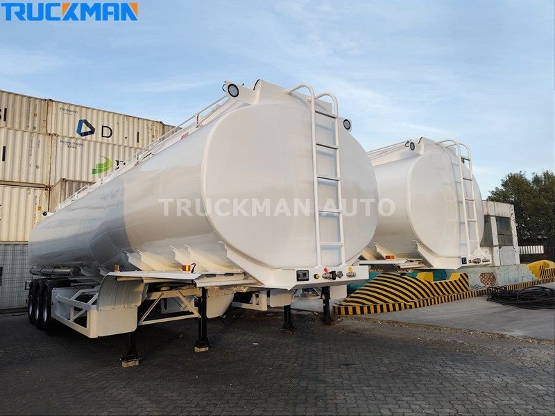 remolque cisterna de combustible fabricado por TRUCKMAN AUTO estacionado en una terminal de contenedores