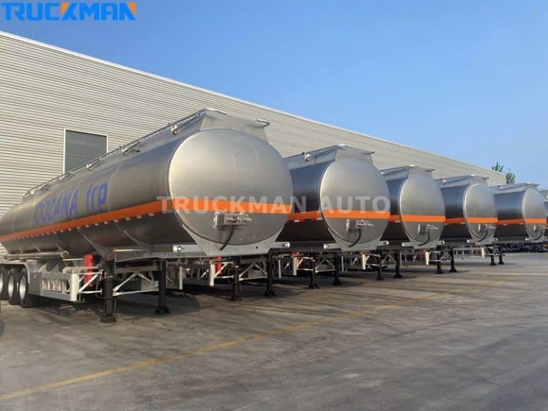 Una flota de remolques cisterna para combustible de TRUCKMAN AUTO estacionados en fila, mostrando su robusto diseño y capacidad de almacenamiento para las necesidades de transporte industrial de combustible.