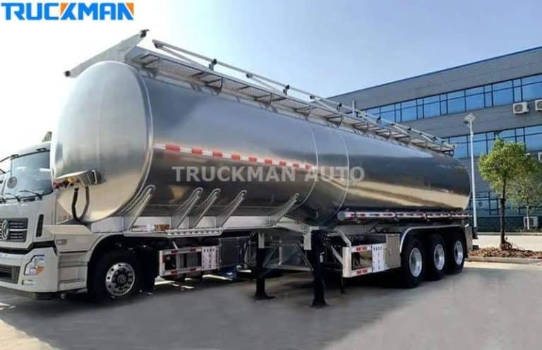 Remolque petrolero plateado enganchado a una cabeza tractora, listo para el transporte