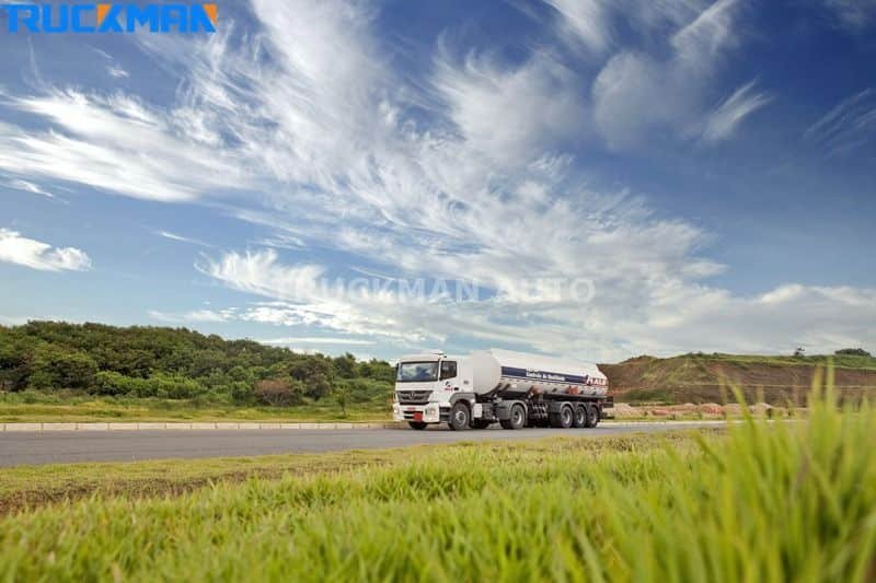 Los remolques cisterna de TRUCKMAN están construidos con aleaciones ligeras de aluminio para mejorar la seguridad y la eficacia en el transporte de productos petrolíferos.