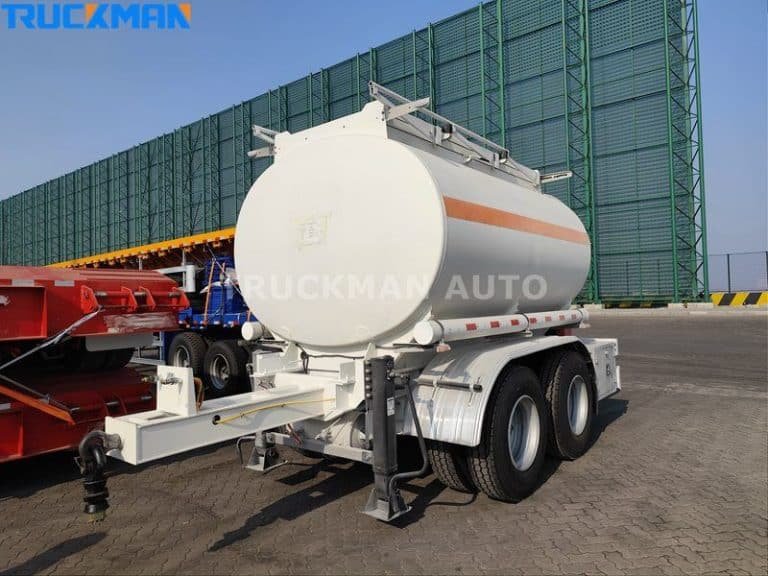 Remolque cisterna de combustible TRUCKMAN AUTO con rayas blancas y naranjas, listo para el transporte de materiales peligrosos