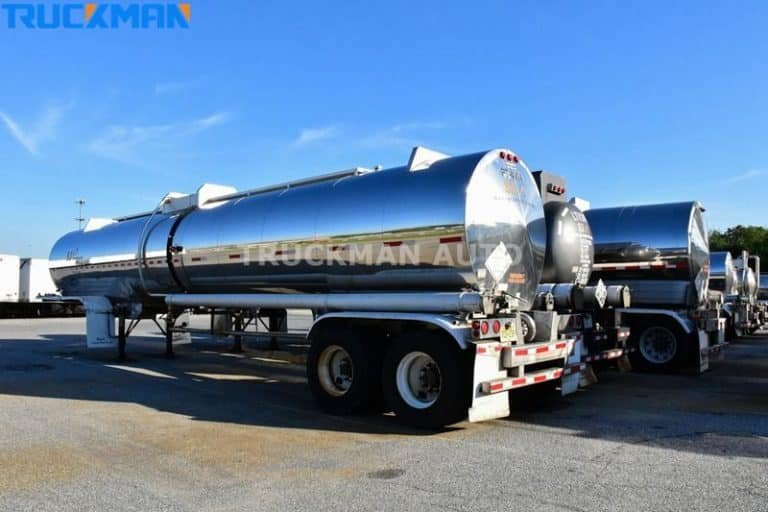 Primer plano de los dispositivos de seguridad de los remolques cisterna TRUCKMAN, incluidas las válvulas submarinas y de prevención de vertidos, para garantizar un transporte seguro del petróleo.
