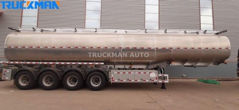 Vista lateral larga de un brillante remolque cisterna de combustible vacío en el aparcamiento de Truckman Auto