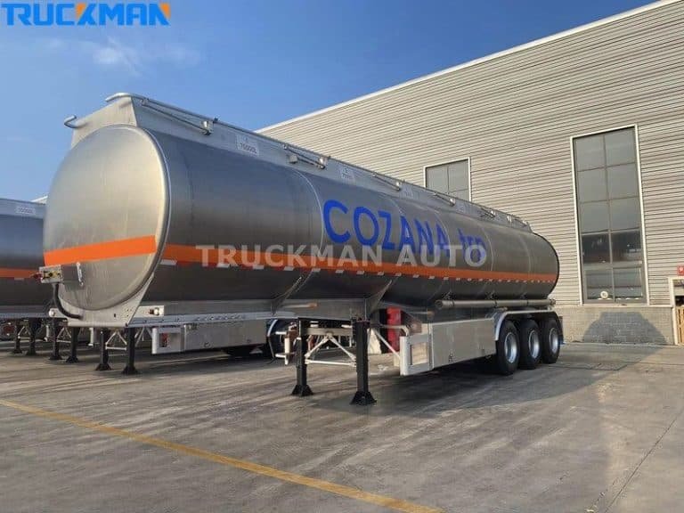 Remolque cisterna de aluminio para combustible TRUCKMAN AUTO con la marca COZANA, con un depósito brillante y neumáticos de alta resistencia, listo para el transporte.