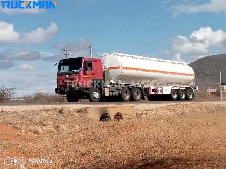 Remolque cisterna en zona rural listo para transportar combustible desde el puerto