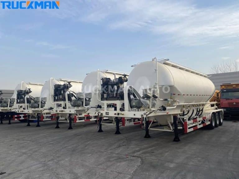 Flota de remolques cisterna de cemento blanco con equipo mezclador, listos para su transporte por Truckman Auto