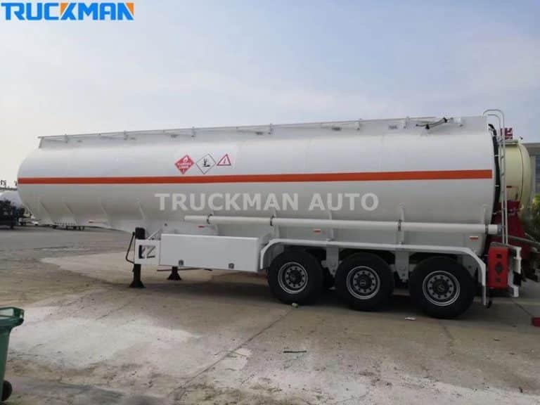 Remolque cisterna blanco para líquidos inflamables de Truckman Auto, con escaleras de seguridad laterales