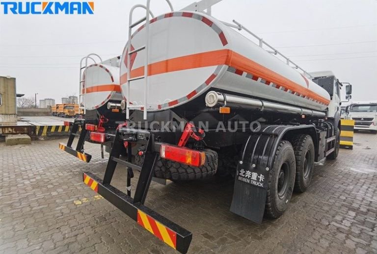 Primer plano del tanque trasero y el chasis del camión cisterna de petróleo BEIBEN 20000 litros - Truckman Automobile