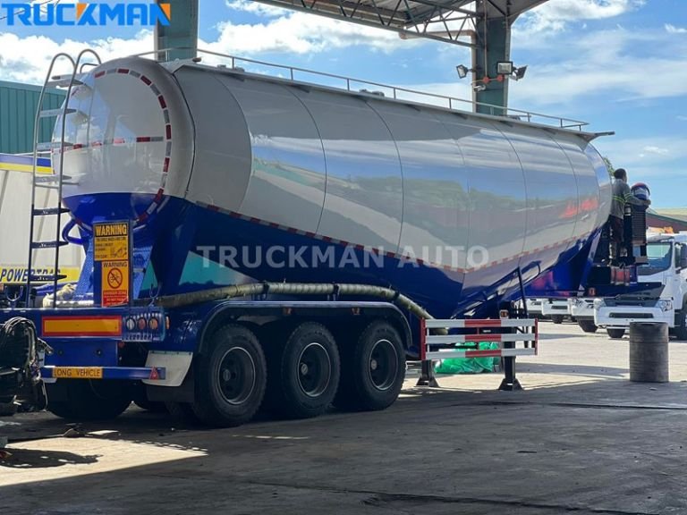 Camión cisterna de cemento en carga, lugar de instalación del compresor de aire y entorno de trabajo