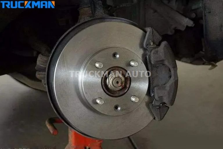 Primer plano de un sistema de frenos de disco de remolque Truckman