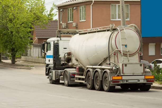 El proceso de transporte de los camiones cisterna de cemento
