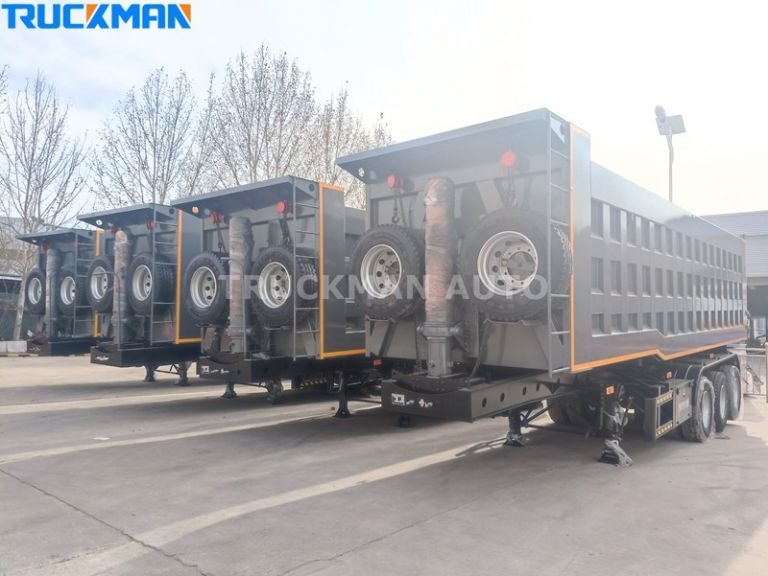 Vista trasera del remolque basculante trasero con diseño robusto y almacenamiento de la rueda de repuesto